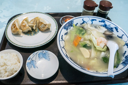 5mokuramen_gyoza_up_asiahanten.jpg